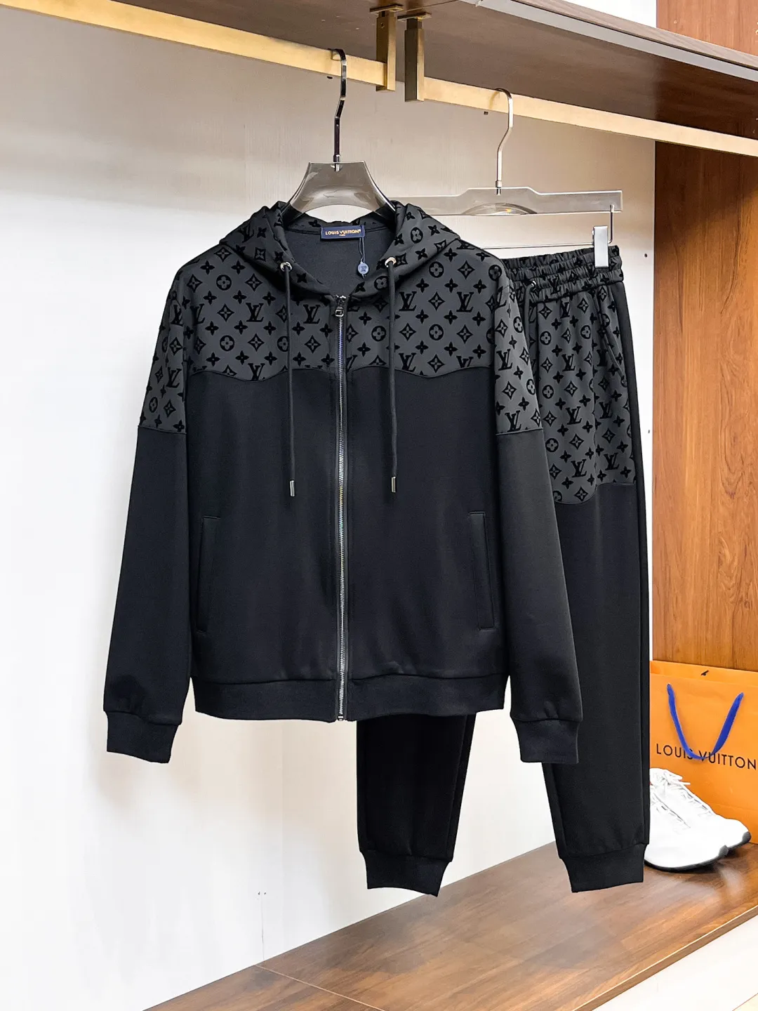 🅿️720 LV 2025 autumn and winter new counter casual suit, breathable, comfortable and casual! Full of high-end feel! The details are exquisite and high-end, and the workmanship is impeccable! The original high-end fabric is very high-end! The fabric is crisp, anti-wrinkle and wear-resistant, warm, neat and stylish. Everyone must buy a set this autumn and winter. They must look cool and handsome when wearing it. We specially recommend the size M-3XLC30